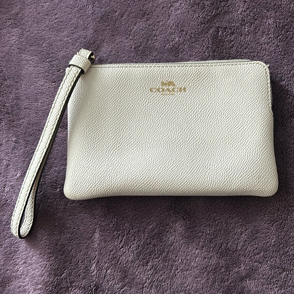 - 🇺🇸Coach Wristlet🇺🇸